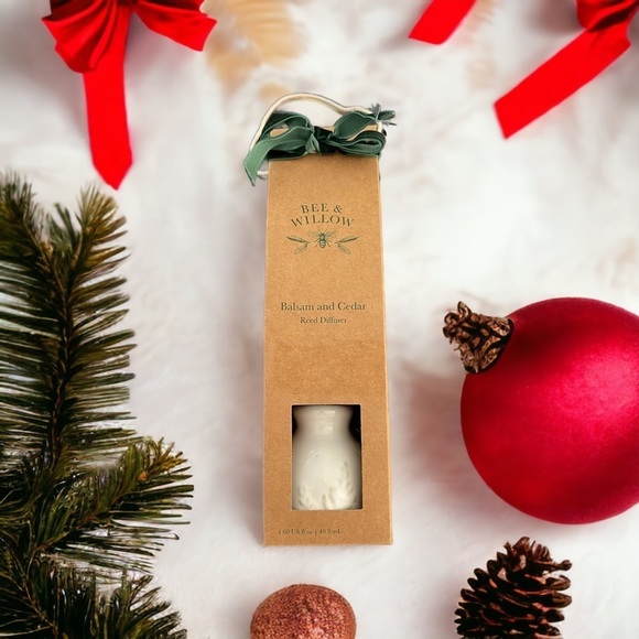 Holiday Embossed Ceramic Balsam and Cedar Branch Reed Diffuser Bee & Willow NEW - Picture 1 of 14